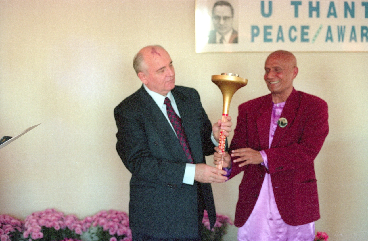 President Mikhail Gorbachev and Sri Chinmoy 1994